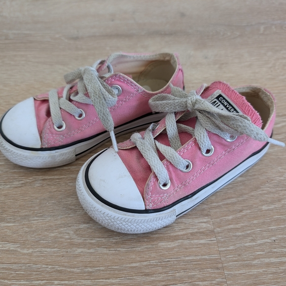 ✨4 for 12 Converse Sneakers Size 7 - Picture 7 of 7